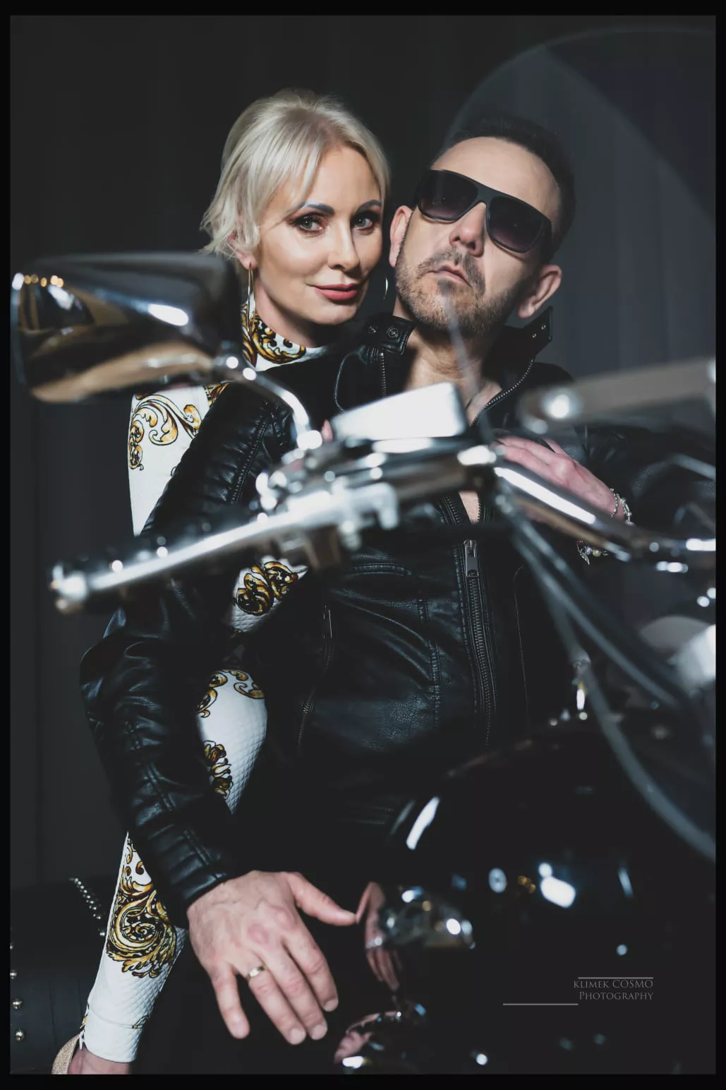 Popularna gwiazda disco polo w objęciach znanego szpiega?! Materiały budzą emocje 